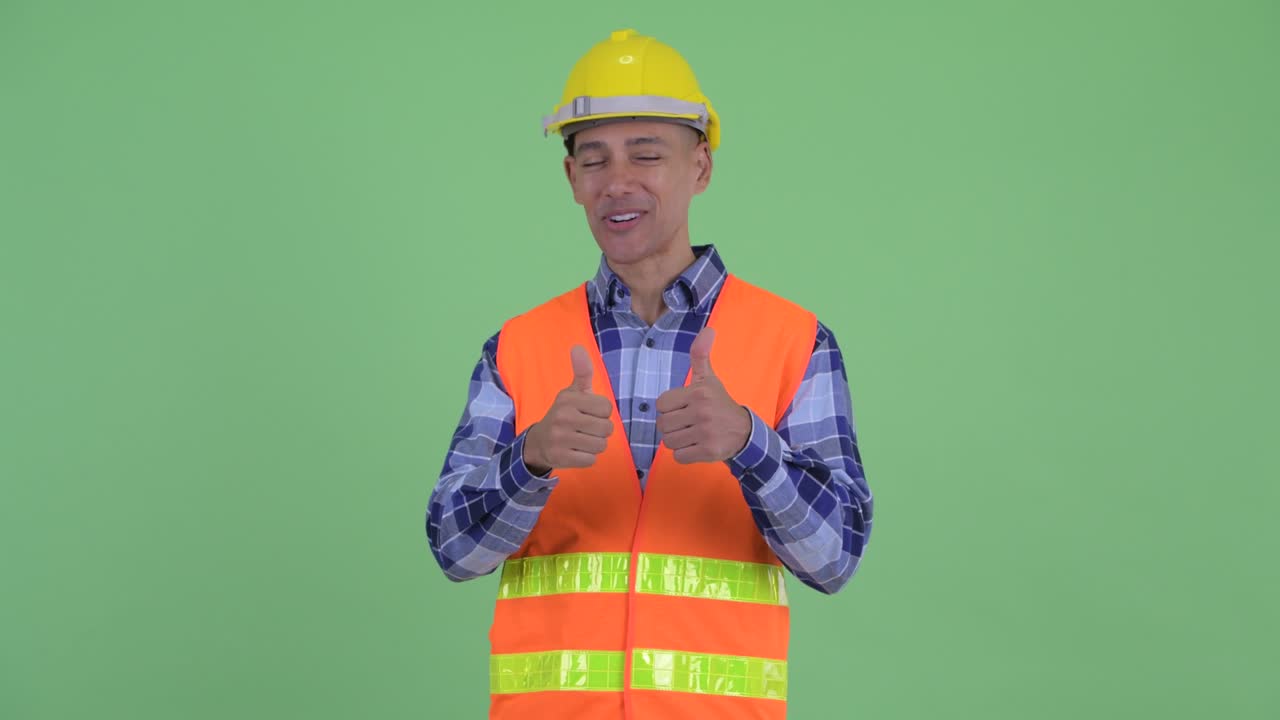 hombre guapo multiétnico trabajador de la construcción