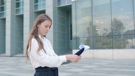 Una-Mujer-De-Negocios-Exitosa-Pasa-Por-Alto-Los-Documentos-Antes-De-Ir-A-La-Oficina