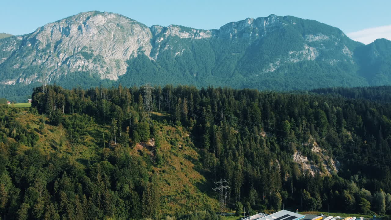 Paesaggio alpino con linee elettriche