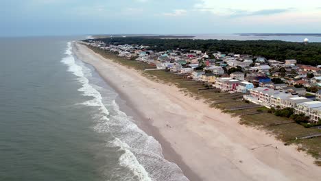 Casas-Aéreas-De-Extracción-Lenta-A-Lo-Largo-De-La-Costa-En-Kure-Beach-Nc,-Carolina-Del-Norte