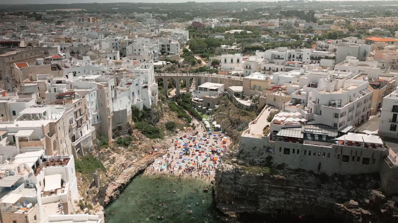 포글리아의 폴리냐노 아 마레 해변을 내려다보는 드론 촬영