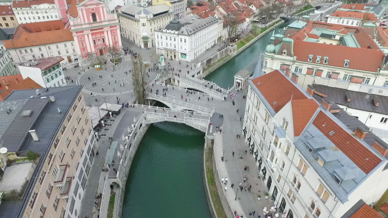 류블랴나 강에 있는 류블랴나 삼중교인 트로모스토브예의 공중 전망, 도시 중심부