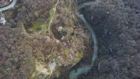 vista aérea de un cañón con un río sinuoso