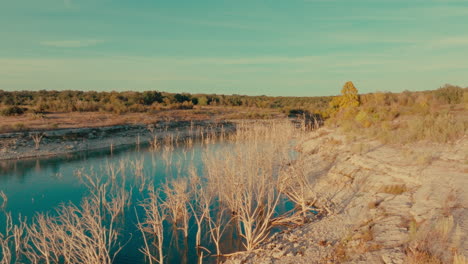 Drohnenflug-Entlang-Der-Ruhigen-Küste-Des-Lake-Georgetown,-Texas-Bei-Sonnenuntergang-Im-Herbst