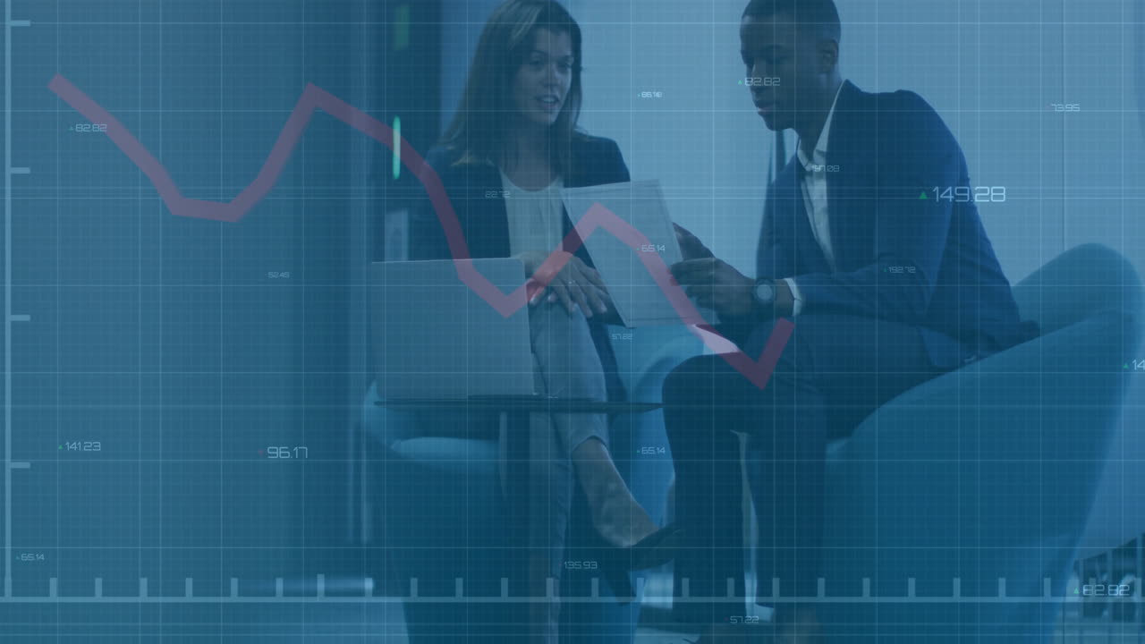 Profissionais de negócios discutindo documentos com animação de gráfico financeiro no escritório