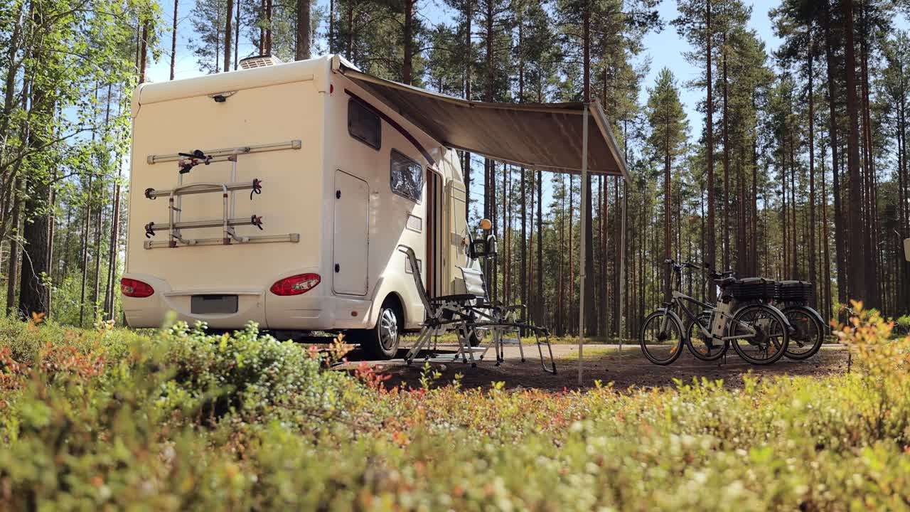 가족 휴가 여행 트럭, 휴가 여행 모터카, 카라반 자동차 휴가.