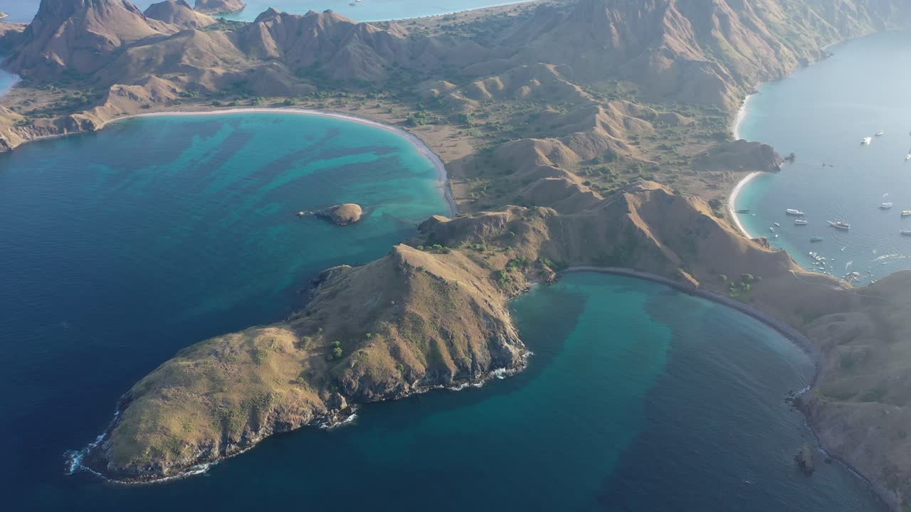 воздушный вид острова падар, национальный парк комодо, индонезия