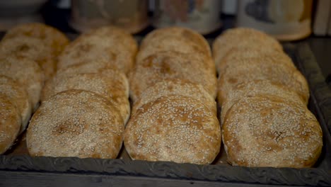 Ein-Tablett-Gefüllt-Mit-Hausgemachten-Glutenfreien-Brötchen