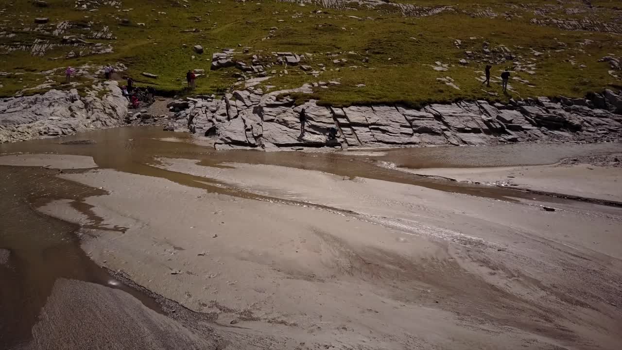 lago de montaña en los alpes suizos