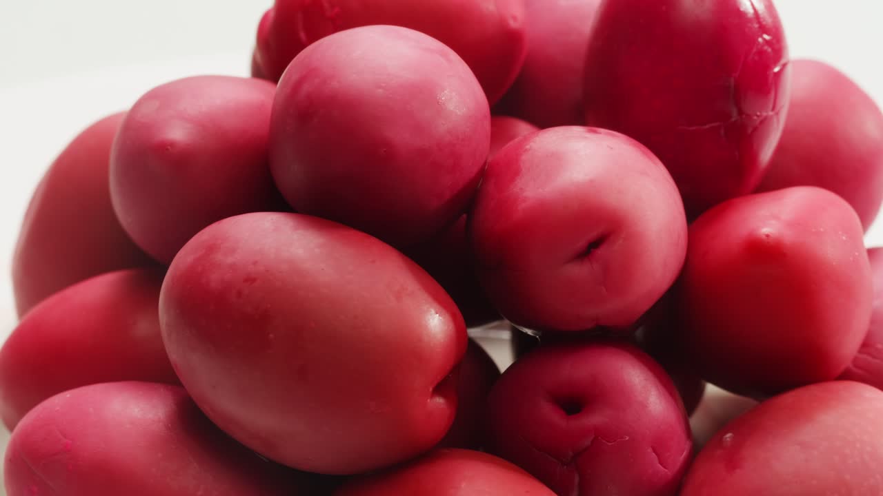 고품질의 4k 영상으로 그리스에서 배경으로 인 둥근 녹색 올리브.