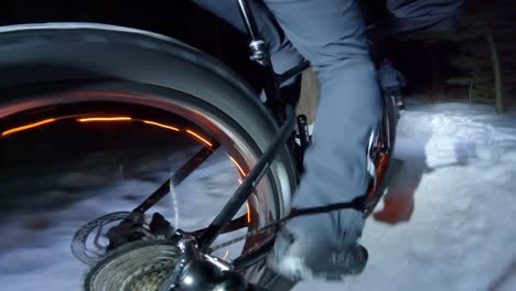 fatbike montar en invierno con luces sobre ruedas cámara de acción vista trasera en ángulo captura una perspectiva única