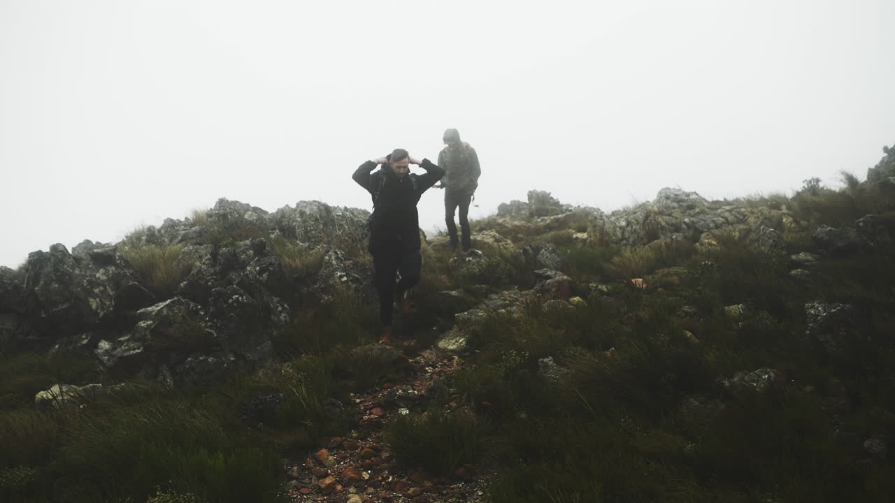 우리는 여행하기 위해 태어났습니다.