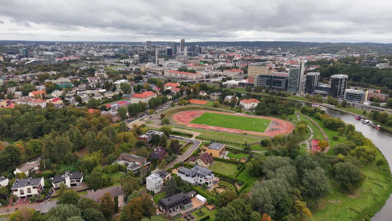 Luftfoto af Vilnius’ bybillede med flod, stadion og moderne bygninger