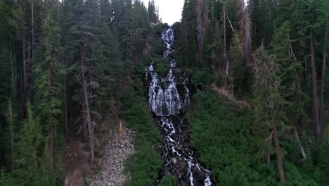 Atemberaubender-Wasserfall,-Der-Von-Steilen-Waldbergen-Herabfließt