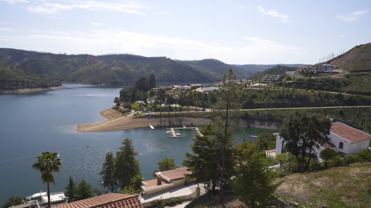 Lago della diga di Castelo do Bode Albufeira in Portogallo.