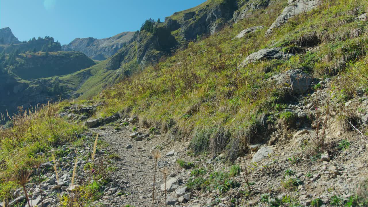 un ciclista de montaña recorre un sendero alpino expuesto