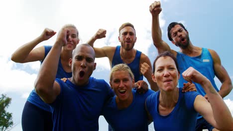 grupo de personas en forma animando juntos en el campamento de entrenamiento 4k