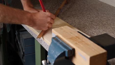 Kreuzmarkierungen-Auf-Holzterrasse-Mit-Lineal