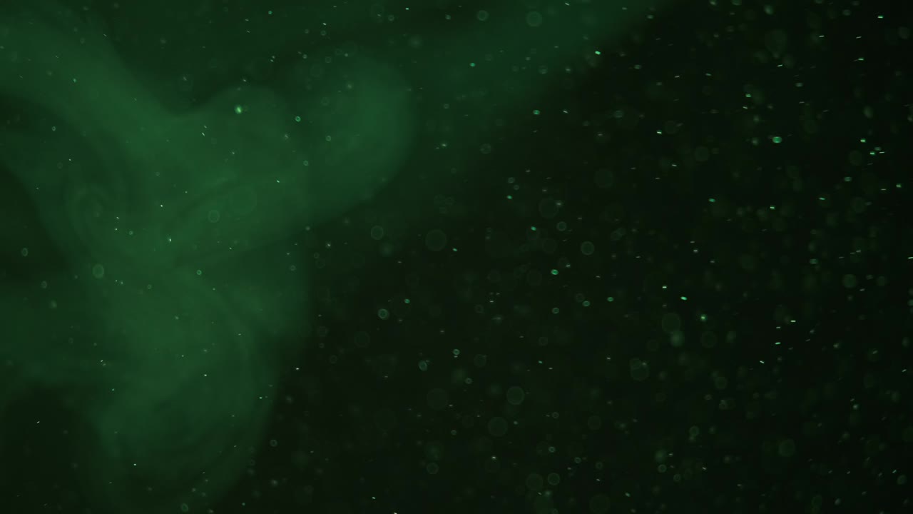 Zwevende rook met groen bokehlicht en stofdeeltjes