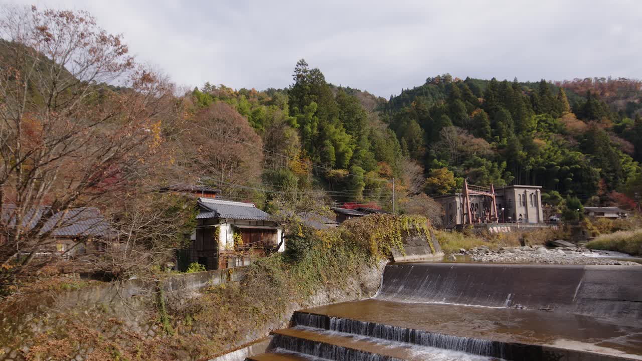Lågt vattenstånd under hösten vid Araragi Rivers damm i Nakasendo, Tsumago