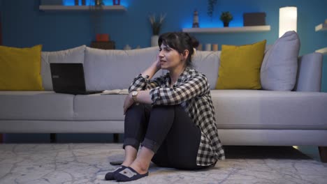mujer pensando en recuerdos tristes y tristes.