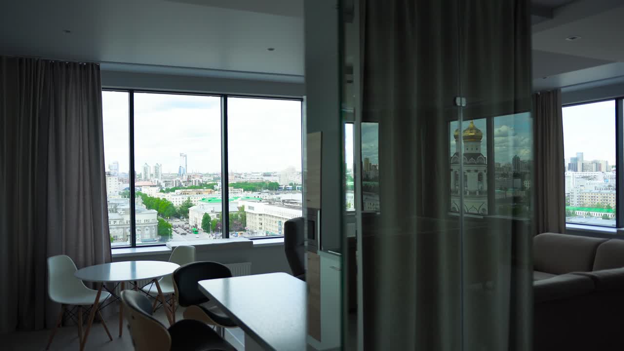 도시 전망이 있는 현대적인 아파트