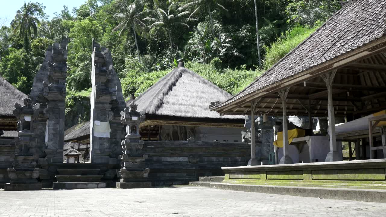 gunung kawi es un templo y complejo funerario del siglo xi en tampaksiring, al noreste de ubud, en bali, indonesia.