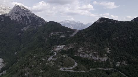 Drohnenvideo-Des-„lateral,-Slider“-Flugzeugs-über-Der-Spitze-Des-Gebirgspasses-Der-Autobahn-Sh21