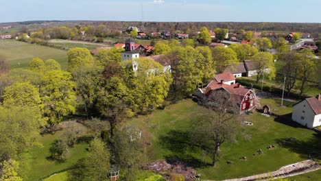 Vista-De-Drones-De-La-Antigua-Iglesia-En-El-Pueblo-Rural-Sueco