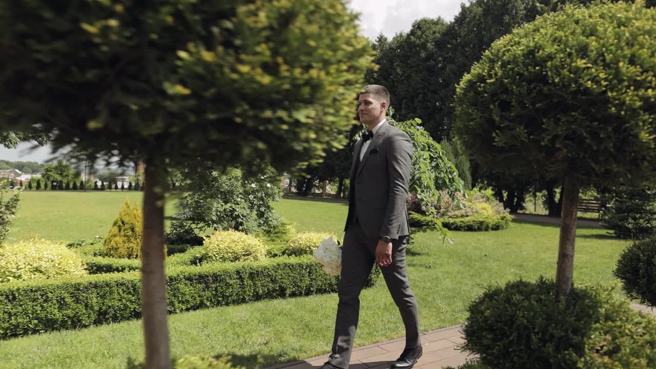 el novio caminando hacia la ceremonia de la boda