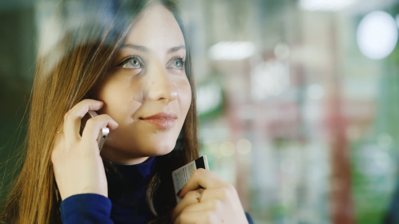 retrato de una mujer joven con una tarjeta de crédito en la mano 2