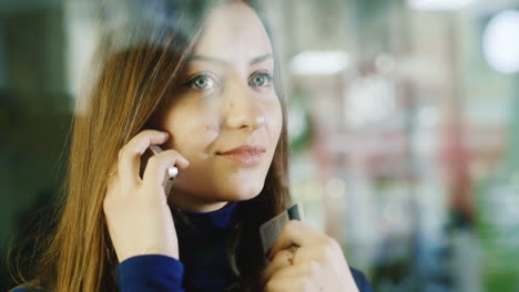 Retrato-De-Una-Mujer-Joven-Con-Una-Tarjeta-De-Crédito-En-La-Mano-2