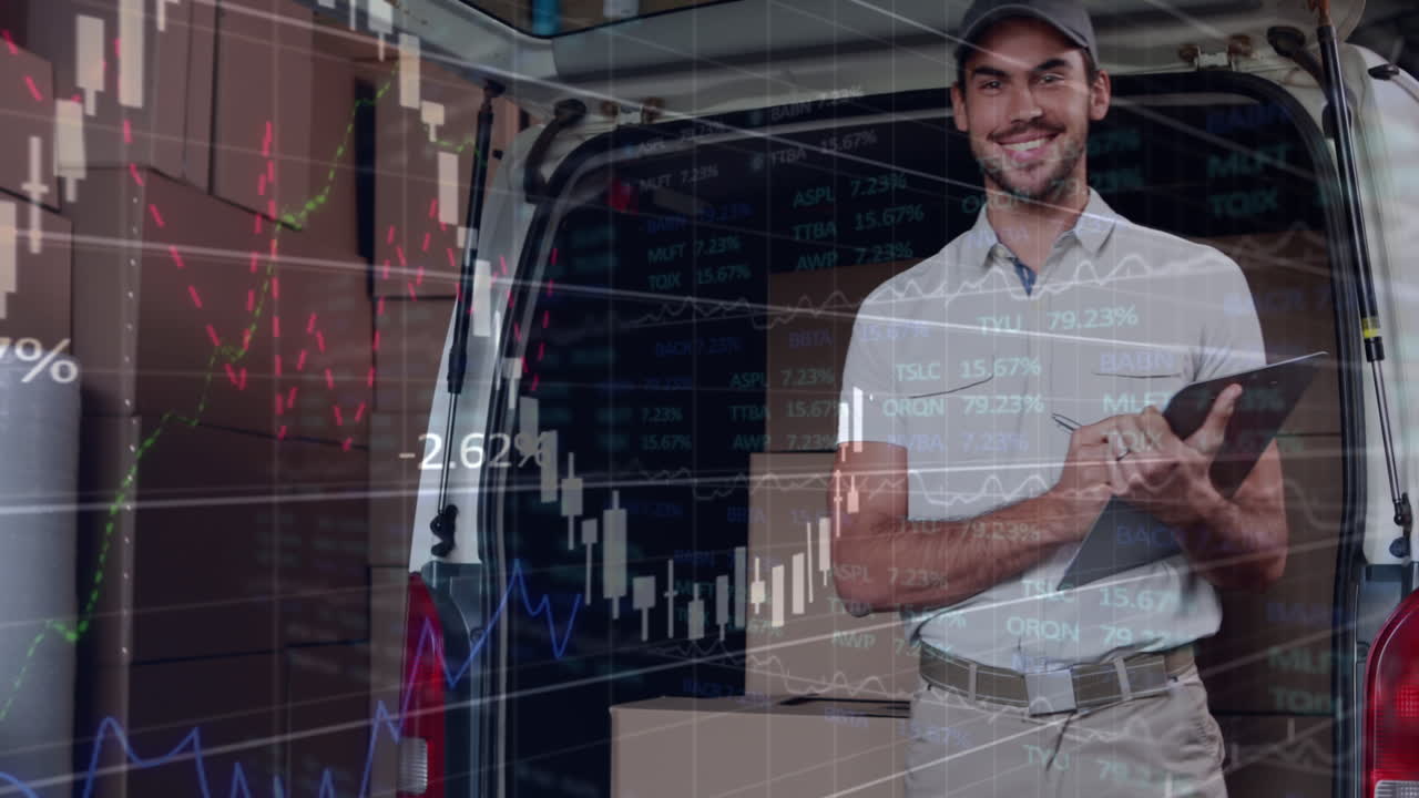 animación de datos financieros y gráficos sobre un mensajero caucásico feliz trabajando en el almacén
