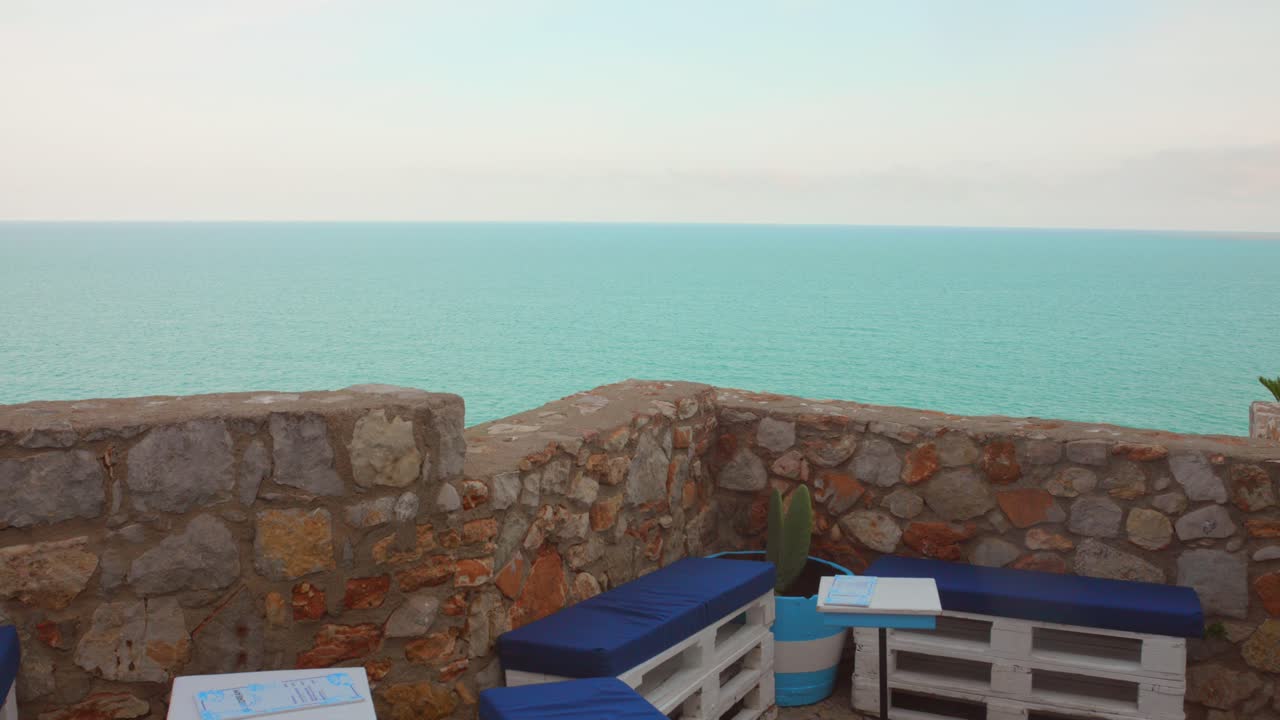 área de banco en la isla de peniscola con vista al mar y al horizonte en el fondo en castellon, españa