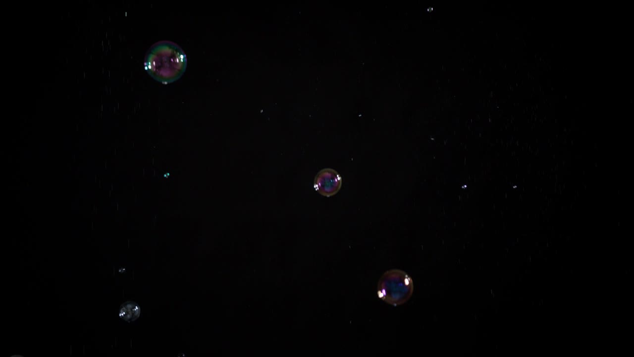 мыльные пузырьки на черном фоне