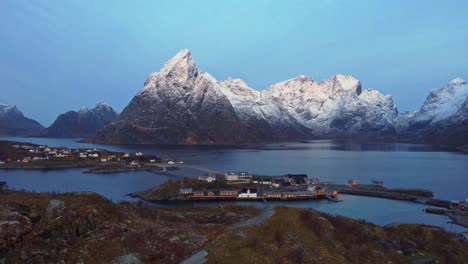 Pintoresco-Paisaje-De-Una-Pequeña-Ciudad-A-Orillas-Del-Mar-Rodeada-De-Enormes-Montañas