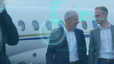 animación de reloj y procesamiento de datos sobre hombres de negocios caucásicos y avión