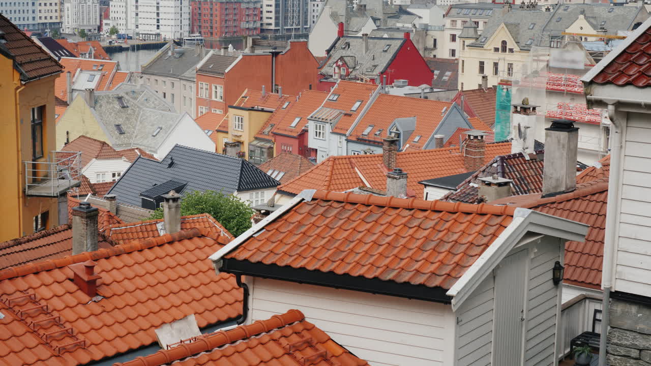 los techos de la parte antigua de bergen, una popular ciudad turística en noruega, video 4k