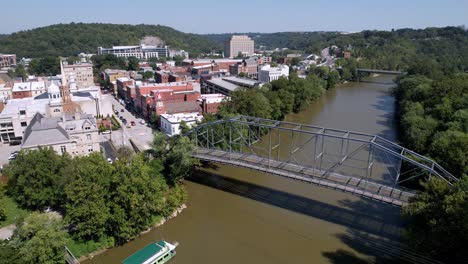 Luftstoß-über-Den-Kentucky-River-Nach-Frankfurt,-Kentucky