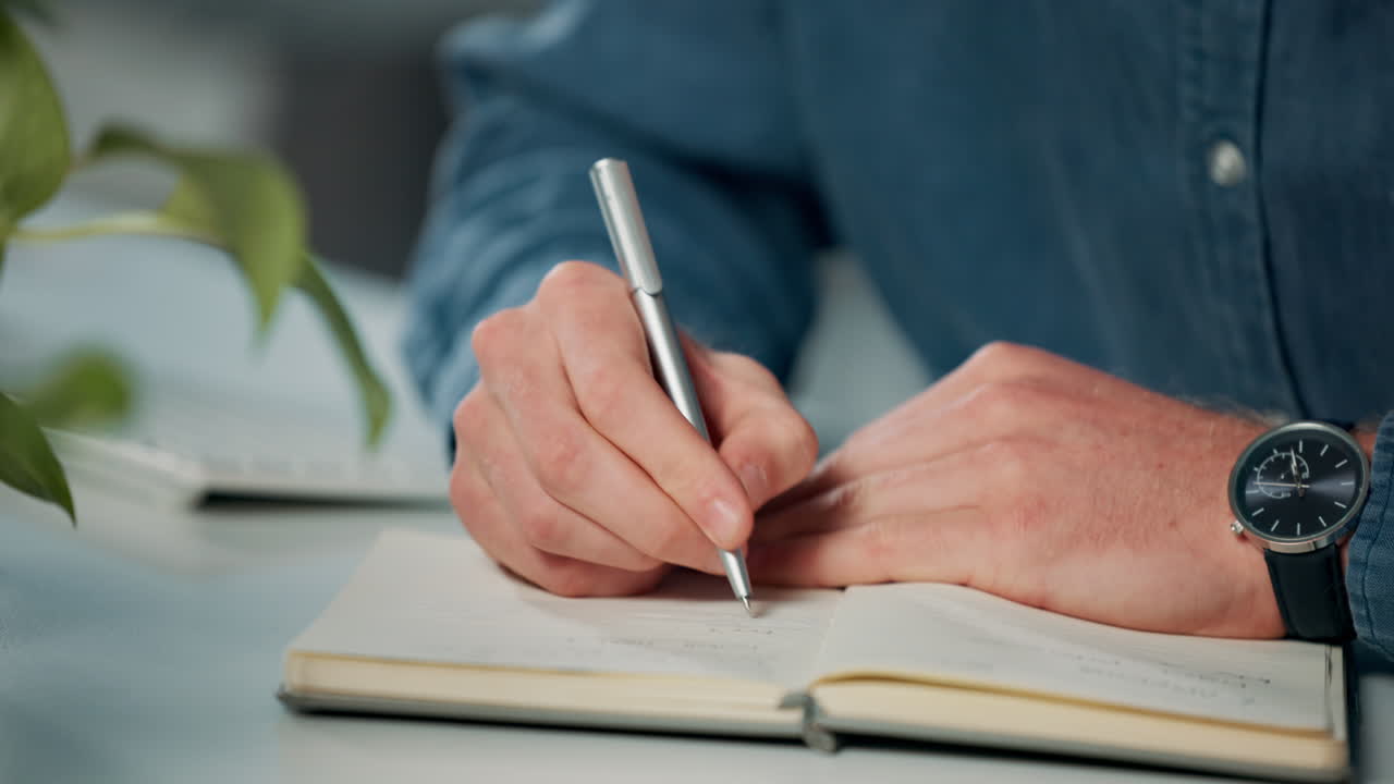una persona escribiendo en un cuaderno