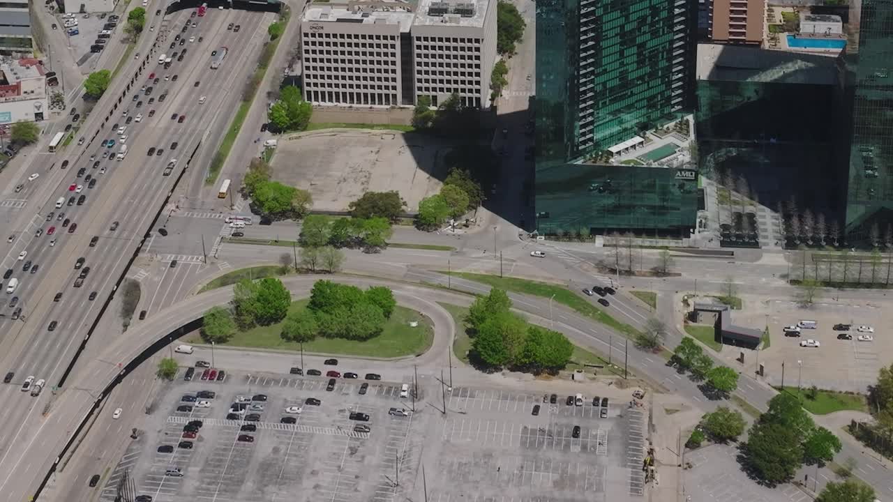 Vista aérea del centro de Dallas, Texas, que muestra carreteras y edificios