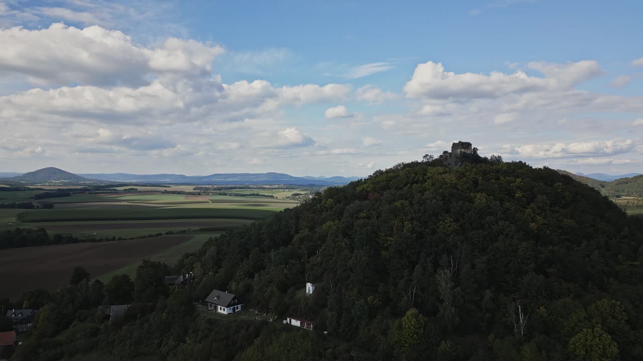 vista aérea de las ruinas medievales del antiguo castillo de bernstein
