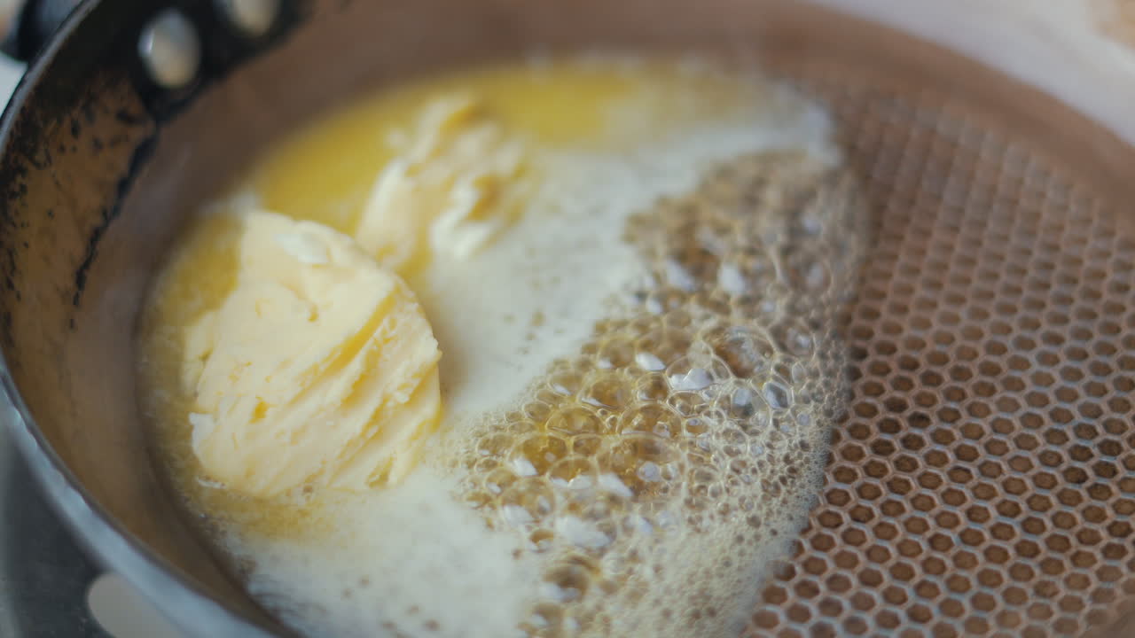 mantequilla derretida en la bandeja turística del camping