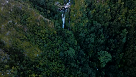 Vista-Aérea-Del-Bosque-Medio-De-La-Cascada-En-Nepal