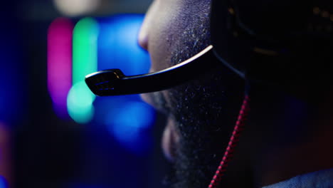 primer plano del micrófono de auricular utilizado por el streamer profesional que compite