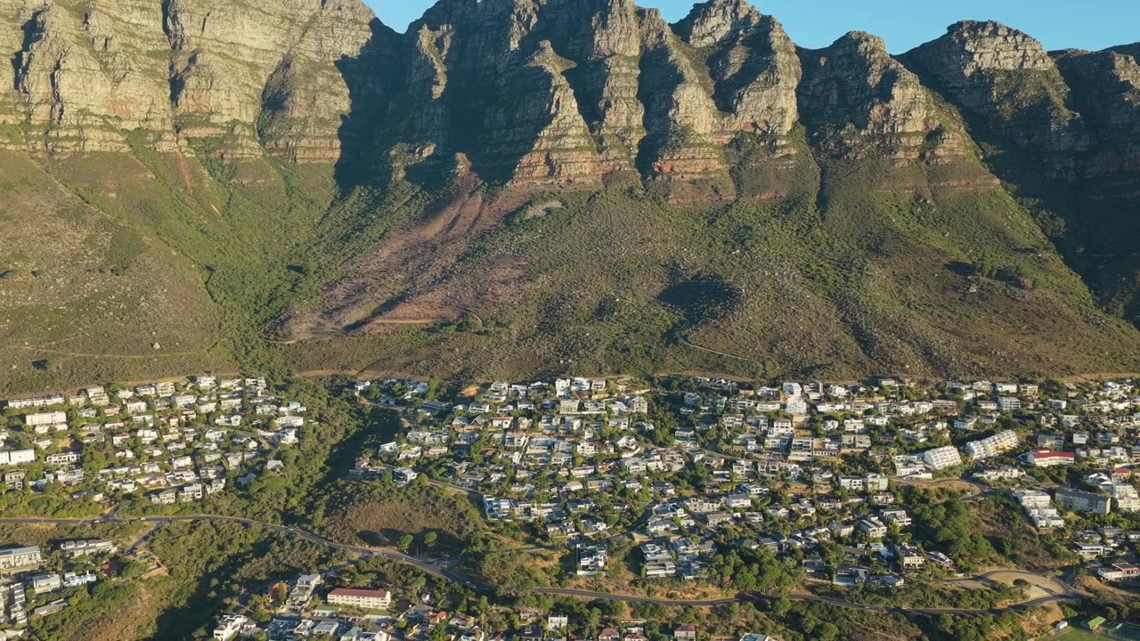 Cape Town Camps Bay Gün Batımı On İki Havari Dağı Geniş Drone Çekimi.