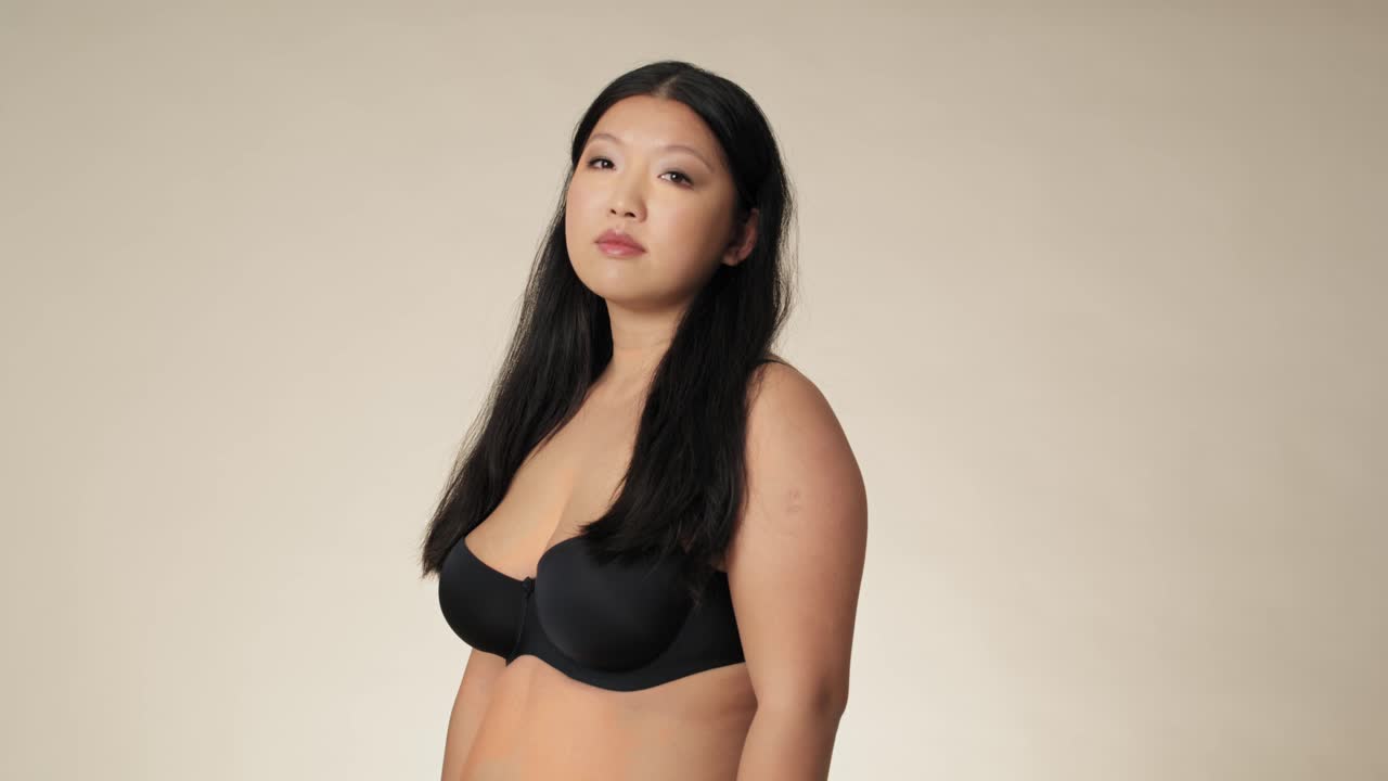 Ritratto di donna cinese in biancheria intima in studio.