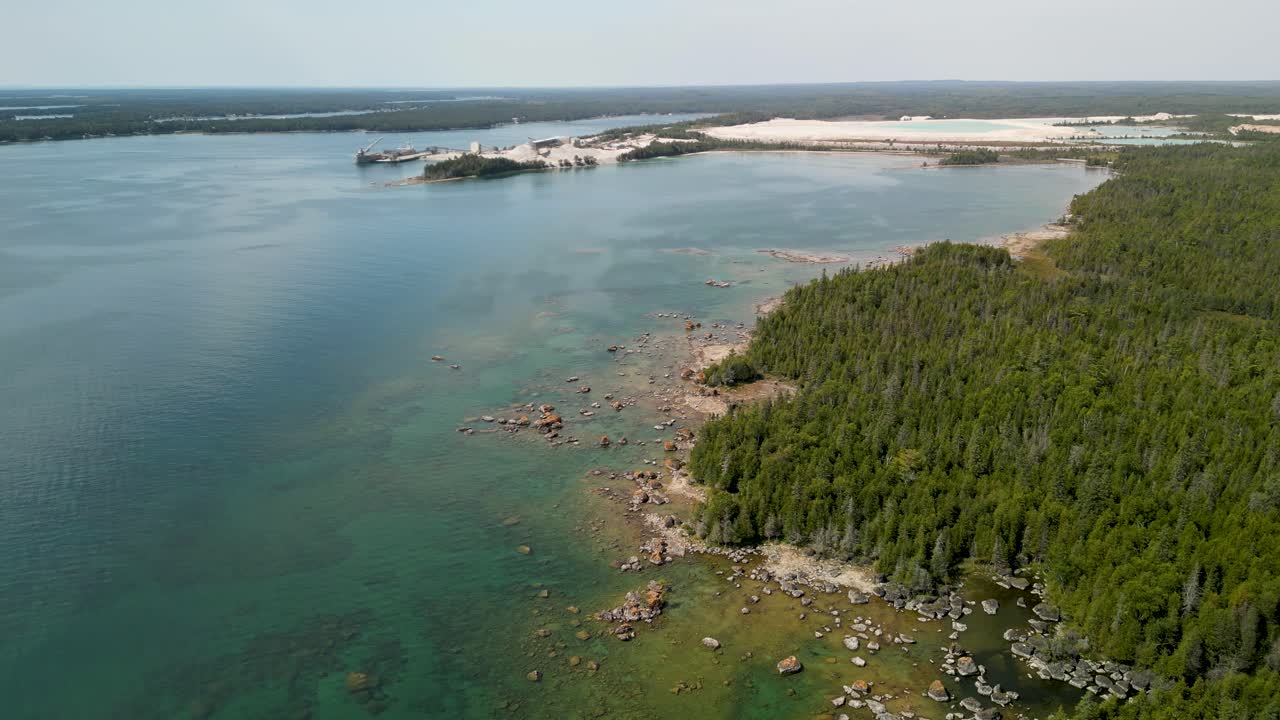 미시간 주 레스 체노 섬 의 채석장 과 야생 해안선 의 공중 사진
