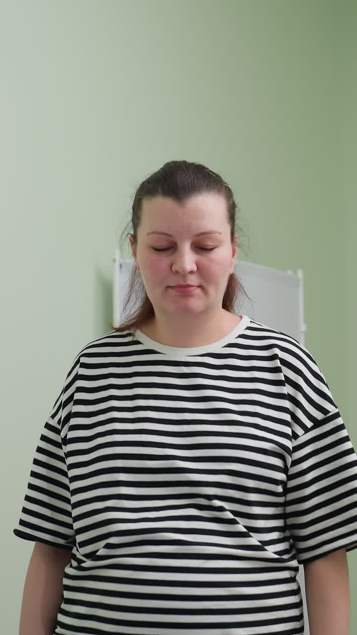 Abbraccio commovente durante una visita, sorriso tra le lacrime in un incontro medico di supporto, paziente ansioso che trova conforto grazie a una connessione emotiva con un professionista sanitario in un ambiente rilassante