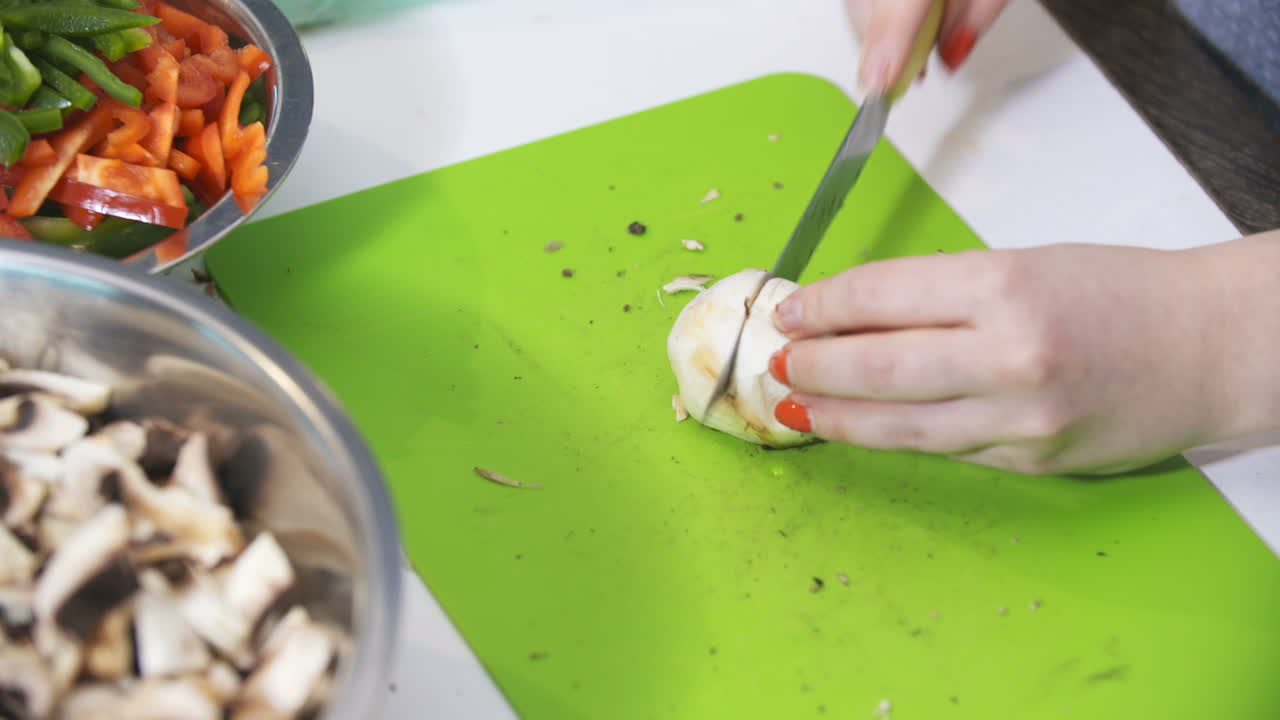 여자 손 절단 버섯 곰팡이 1